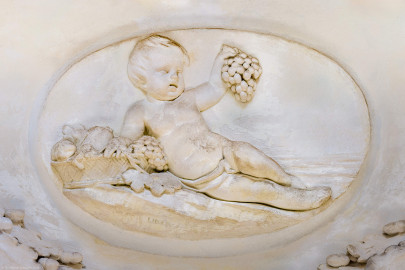 Schloss und Schlossgarten Schwetzingen - Garten - Tempel der Botanik - Von innen - Medaillon Vier Jahreszeiten, unterhalb der Kuppel, Nordseite - Blick auf ein Stuck-Medaillon, geschaffen von Joseph Anton Pozzi (1732-1811), mit einem Putto mit Früchtekorb und Weintrauben, den Herbst symbolisierend (Tempel: Durchmesser ca. 7 Meter; Bauzeit: 1777-1780; Architekt: Nicolas de Pigage) (aufgenommen im September 2023, am Vormittag) Schloss und Schlossgarten Schwetzingen - Garten - Tempel der Botanik - Von innen - Medaillon Vier Jahreszeiten, unterhalb der Kuppel, Nordseite - Blick auf ein Stuck-Medaillon, geschaffen von Joseph Anton Pozzi (1732-1811), mit einem Putto mit Früchtekorb und Weintrauben, den Herbst symbolisierend (Tempel: Durchmesser ca. 7 Meter; Bauzeit: 1777-1780; Architekt: Nicolas de Pigage) (aufgenommen im September 2023, am Vormittag)