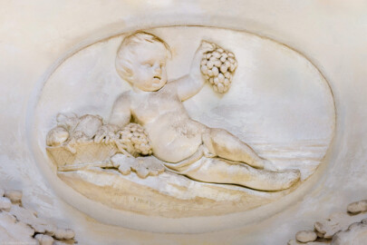 Schloss und Schlossgarten Schwetzingen - Garten - Tempel der Botanik - Von innen - Medaillon Vier Jahreszeiten, unterhalb der Kuppel, Nordseite - Blick auf ein Stuck-Medaillon, geschaffen von Joseph Anton Pozzi (1732-1811), mit einem Putto mit Früchtekorb und Weintrauben, den Herbst symbolisierend (Tempel: Durchmesser ca. 7 Meter; Bauzeit: 1777-1780; Architekt: Nicolas de Pigage) (aufgenommen im September 2023, am Vormittag) Schloss und Schlossgarten Schwetzingen - Garten - Tempel der Botanik - Von innen - Medaillon Vier Jahreszeiten, unterhalb der Kuppel, Nordseite - Blick auf ein Stuck-Medaillon, geschaffen von Joseph Anton Pozzi (1732-1811), mit einem Putto mit Früchtekorb und Weintrauben, den Herbst symbolisierend (Tempel: Durchmesser ca. 7 Meter; Bauzeit: 1777-1780; Architekt: Nicolas de Pigage) (aufgenommen im September 2023, am Vormittag)