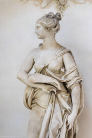 Schloss und Schlossgarten Schwetzingen - Garten - Tempel der Botanik - Von innen - Skulptur Botanik - Von Nordost - Blick auf die Skulptur der Botanik, gehauen von Francesco Carabelli (1737-1798), gekauft 1775 in Italien; ursprünglich stellte die Skulptur Ceres / Demeter dar, die Göttin des Ackerbaus und der Fruchtbarkeit, die ein Ährenbündel in ihrem Arm hielt; die Skulptur wurde umgearbeitet zur Botanik, die in ihrem linken Arm ein Bündel Papiere hielt, beschriftet mit "Caroli Linnei sistema plantarum", ein Hinweis auf die beiden bedeutsamsten Werke "Species Plantarum" und "Systema Naturae" von Carl von Linné (1707-1778); heute ist das Manuskript im linken Arm nicht mehr vorhanden (Tempel: Durchmesser ca. 7 Meter; Bauzeit: 1777-1780; Architekt: Nicolas de Pigage) (aufgenommen im September 2023, am späten Vormittag)