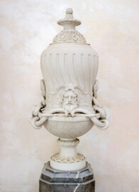 Schloss und Schlossgarten Schwetzingen - Garten - Tempel der Botanik - Von innen - Südliche Vase - Von Norden - Blick auf eine Vase mit Postament; Vase unten mit mit Schuppen überzogen, mittig zwei bärtige Männerköpfe und zwei Schlangenkörper, oben mit Kannelüren verziert, Vasendeckel mit Akanthusblättern und Knauf (Bildhauer Postament: Franz Conrad Linck (1730-1793), um 1779; Bildhauer Vase: unklar, evtl. Peter Anton von Verschaffelt (1710-1793), Francesco Carabelli (1737-1798) oder Franz Conrad Linck (1730-1793)) (Tempel: Durchmesser ca. 7 Meter; Bauzeit: 1777-1780; Architekt: Nicolas de Pigage) (aufgenommen im September 2023, am späten Vormittag)