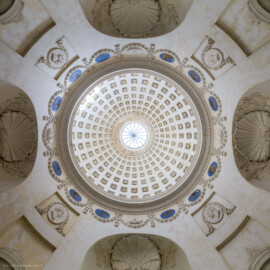 Schloss und Schlossgarten Schwetzingen - Garten - Tempel der Botanik - Von innen - Kuppel - Zentraler Blick vom Boden nach oben in die Kuppel mit den rosettengeschmückten kleinen Kassetten (unten im Bild ist Osten bzw. der Eingang) (Tempel: Durchmesser ca. 7 Meter; Durchmesser Kuppel: unten ca. 5 Meter, oben ca. 2 Meter; Bauzeit: 1777-1780; Architekt: Nicolas de Pigage) (aufgenommen im September 2023, am frühen Nachmittag) Schloss und Schlossgarten Schwetzingen - Garten - Tempel der Botanik - Von innen - Kuppel - Zentraler Blick vom Boden nach oben in die Kuppel mit den rosettengeschmückten kleinen Kassetten (unten im Bild ist Osten bzw. der Eingang) (Tempel: Durchmesser ca. 7 Meter; Durchmesser Kuppel: unten ca. 5 Meter, oben ca. 2 Meter; Bauzeit: 1777-1780; Architekt: Nicolas de Pigage) (aufgenommen im September 2023, am frühen Nachmittag)