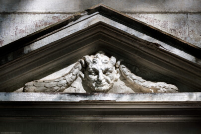 Schloss und Schlossgarten Schwetzingen - Garten - Minervatempel - Von aussen - Rückseite - Portal - Von Südwest - Blick auf einen Ausschnitt des Tympanons, darin eine Maske eines Pans bzw. Fauns (Gesamter Bau: Breite ca. 7 Meter, Länge ca. 9 Meter, Innenraum kubisch; Rückseite zweigeschossig mit Kellerraum; Architekt: Nicolas de Pigage (1723-1796); Bauzeit: vermutlich zwischen 1767/68 und 1773) (aufgenommen im September 2023, am frühen Nachmittag)