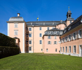Schloss und Schlossgarten Schwetzingen - Schloss - Mittelbau / Südflügel - Von Süden - Blick auf die Südfassade des Mittelbaus, den südlichen Eckpavillon (links), den südlichen Anbau (rechts der Mitte), den achteckigen Treppenturm (rechts des Anbaus, links des Südturms, oben), den Südturm mit dem Dachreiter, den Glocken und einem Hemmerscher Fünfspitz (ganz rechts, oben) sowie auf die Westfassade des Querbaus des Südflügels (rechts) (Mittelbau: Länge Westseite ca. 45 Meter, Breite Süd-/Nordseite ca. 38 Meter; Wiederaufbau / Erweiterung: 1698-1717; Architekt: Johann Adam Breunig) (aufgenommen im September 2023, am frühen Nachmittag)