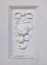 Schloss und Schlossgarten Schwetzingen - Garten - Schlossterrasse, zwischen Mittelbau und südlichem Zirkelbau - Vase - Von Norden - Blick auf eine Früchtegirlande auf der nördlichen Seite des Postaments einer Vase (aufgenommen im September 2023, am frühen Nachmittag) Schloss und Schlossgarten Schwetzingen - Garten - Schlossterrasse, zwischen Mittelbau und südlichem Zirkelbau - Vase - Von Norden - Blick auf eine Früchtegirlande auf der nördlichen Seite des Postaments einer Vase (aufgenommen im September 2023, am frühen Nachmittag)