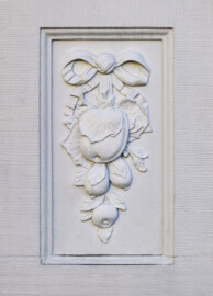 Schloss und Schlossgarten Schwetzingen - Garten - Schlossterrasse, zwischen Mittelbau und südlichem Zirkelbau - Vase - Von Norden - Blick auf eine Früchtegirlande auf der nördlichen Seite des Postaments einer Vase (aufgenommen im September 2023, am frühen Nachmittag) Schloss und Schlossgarten Schwetzingen - Garten - Schlossterrasse, zwischen Mittelbau und südlichem Zirkelbau - Vase - Von Norden - Blick auf eine Früchtegirlande auf der nördlichen Seite des Postaments einer Vase (aufgenommen im September 2023, am frühen Nachmittag)