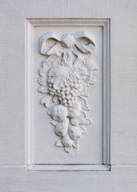 Schloss und Schlossgarten Schwetzingen - Garten - Schlossterrasse, zwischen Mittelbau und südlichem Zirkelbau - Vase - Von Osten - Blick auf eine Früchtegirlande auf der östlichen Seite des Postaments einer Vase (aufgenommen im September 2023, am Nachmittag) Schloss und Schlossgarten Schwetzingen - Garten - Schlossterrasse, zwischen Mittelbau und südlichem Zirkelbau - Vase - Von Osten - Blick auf eine Früchtegirlande auf der östlichen Seite des Postaments einer Vase (aufgenommen im September 2023, am Nachmittag)