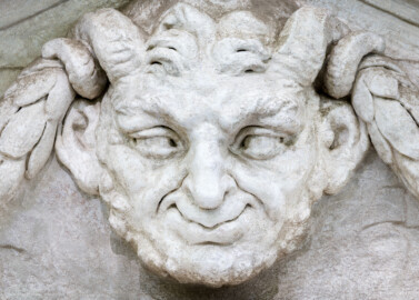 Schloss und Schlossgarten Schwetzingen - Garten - Minervatempel - Von aussen - Rückseite - Portal - Von Südwest - Blick auf eine Maske eines Pans bzw. Fauns im Tympanon des Portals (Gesamter Bau: Breite ca. 7 Meter, Länge ca. 9 Meter, Innenraum kubisch; Rückseite zweigeschossig mit Kellerraum; Architekt: Nicolas de Pigage (1723-1796); Bauzeit: vermutlich zwischen 1767/68 und 1773) (aufgenommen im September 2023, am Nachmittag)