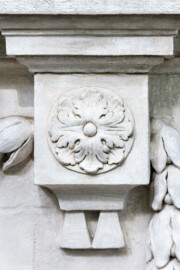 Schloss und Schlossgarten Schwetzingen - Garten - Minervatempel - Von aussen - Rückseite - Portal - Von Südwest - Blick auf die rechte Rosette und Guttae unterhalb des Dreiecksgiebel (Gesamter Bau: Breite ca. 7 Meter, Länge ca. 9 Meter, Innenraum kubisch; Rückseite zweigeschossig mit Kellerraum; Architekt: Nicolas de Pigage (1723-1796); Bauzeit: vermutlich zwischen 1767/68 und 1773) (aufgenommen im September 2023, am Nachmittag)