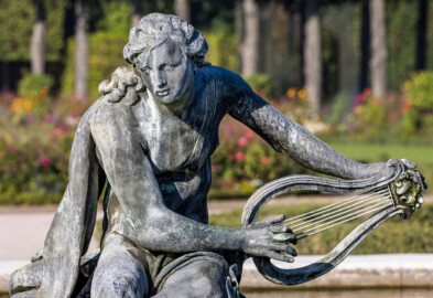 Schloss und Schlossgarten Schwetzingen - Garten - Kreisparterre - Arionbrunnen - Arion - Von Osten - Blick auf die die Skulptur "Arion auf einem Delfin" (Bildhauer: Barthélemy Guibal (1699-1757); Datierung: erste Hälfte 18. Jahrhundert; Material: Blei; geschaffen für die Sommerresidenz von Stanislaus I. Leszczyński (1677-1766) in Lunéville; gekauft 1766 von Carl Theodor (1724-1799, reg. 1742-1799)) (aufgenommen im September 2023, am späten Vormittag)