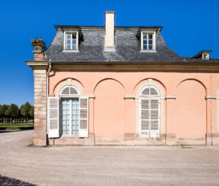 Schloss und Schlossgarten Schwetzingen - Garten - Südlicher Zirkelbau - Westlicher Eck-Pavillon - Rückseite - Von Südost - Blick auf die Rückseite des dreiachsigen westlichen Eckpavillons mit den zwei großen Fenstern; im Innern befindet sich der Steinhauersaal (Gesamter Bau: Länge Bogen ca. 175 Meter, Breite zwischen ca. 11 und 18 Meter, 51 Achsen, 5 Pavillons, 4 Zwischenbauten; Architekt: Franz Wilhelm Rabaliatti; Bauzeit: 1753-1754) (aufgenommen im September 2023, um die Mittagszeit) Schloss und Schlossgarten Schwetzingen - Garten - Südlicher Zirkelbau - Westlicher Eck-Pavillon - Rückseite - Von Südost - Blick auf die Rückseite des dreiachsigen westlichen Eckpavillons mit den zwei großen Fenstern; im Innern befindet sich der Steinhauersaal (Gesamter Bau: Länge Bogen ca. 175 Meter, Breite zwischen ca. 11 und 18 Meter, 51 Achsen, 5 Pavillons, 4 Zwischenbauten; Architekt: Franz Wilhelm Rabaliatti; Bauzeit: 1753-1754) (aufgenommen im September 2023, um die Mittagszeit)