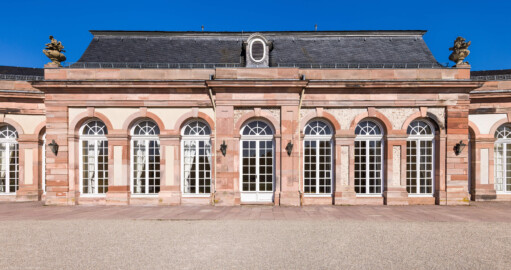 Schloss und Schlossgarten Schwetzingen - Garten - Nördlicher Zirkelbau - Östlicher Pavillon - Von Südwest - Blick auf den siebenachsigen östlichen Pavillon (Gesamter Bau: Länge Bogen ca. 175 Meter, Breite zwischen ca. 11 und 18 Meter, 51 Achsen, 5 Pavillons, 4 Zwischenbauten; Architekt: Alessandro Alessandro Galli da Bibiena (1686-1748), Bauleitung: zuerst Guillaume d’Hauberat (1680–1749), dann Nicolas de Pigage (1723-1796); Bauzeit: 1748-1750) (aufgenommen im September 2023, am Nachmittag)