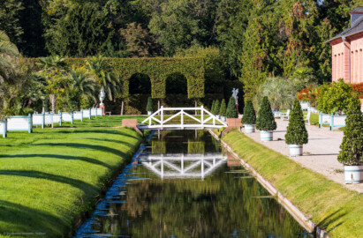 Schloss und Schlossgarten Schwetzingen - Garten - Orangeriegarten, nördlicher Kanal - Von Osten - Blick von der Nordostecke des Orangeriegartens nach Westen auf den Kanal mit der Brücke, rechts die Südfassade der Neuen Orangerie (aufgenommen im Oktober 2023, am späten Vormittag) Schloss und Schlossgarten Schwetzingen - Garten - Orangeriegarten, nördlicher Kanal - Von Osten - Blick von der Nordostecke des Orangeriegartens nach Westen auf den Kanal mit der Brücke, rechts die Südfassade der Neuen Orangerie (aufgenommen im Oktober 2023, am späten Vormittag)