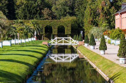 Schloss und Schlossgarten Schwetzingen - Garten - Orangeriegarten, nördlicher Kanal - Von Osten - Blick von der Nordostecke des Orangeriegartens nach Westen auf den Kanal mit der Brücke, rechts die Südfassade der Neuen Orangerie (aufgenommen im Oktober 2023, am späten Vormittag) Schloss und Schlossgarten Schwetzingen - Garten - Orangeriegarten, nördlicher Kanal - Von Osten - Blick von der Nordostecke des Orangeriegartens nach Westen auf den Kanal mit der Brücke, rechts die Südfassade der Neuen Orangerie (aufgenommen im Oktober 2023, am späten Vormittag)