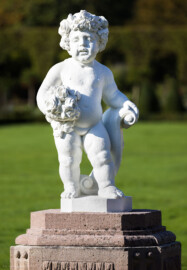 Schloss und Schlossgarten Schwetzingen - Garten - Orangeriegarten, Nordöstliche Ecke - Von Nordosten - Blick auf einen Putto, einen Blumenstrauß haltend (Bildhauer: Peter van den Branden (†1720) zugeschrieben; Datierung: unbekannt) (aufgenommen im Oktober 2023, am späten Vormittag) Schloss und Schlossgarten Schwetzingen - Garten - Orangeriegarten, Nordöstliche Ecke - Von Nordosten - Blick auf einen Putto, einen Blumenstrauß haltend (Bildhauer: Peter van den Branden (†1720) zugeschrieben; Datierung: unbekannt) (aufgenommen im Oktober 2023, am späten Vormittag)