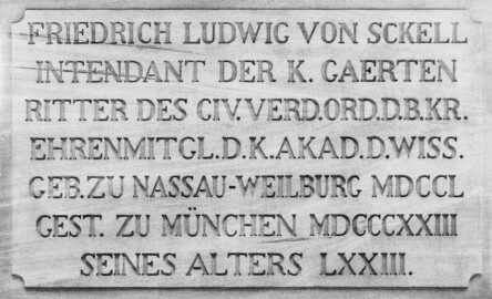 Schloss und Schlossgarten Schwetzingen - Außerhalb von Schloss und Garten - München - Englischer Garten - Kleinhesseloher See - Denkmal für Friedrich Ludwig Sckell (1750–1823) - Nordöstliche Tafel - Inschrift: "FRIEDRICH LUDWIG VON SCKELL / INTENDANT DER K. GAERTEN / RITTER DES CIV. VERD. ORD. D. B. KR. / EHRENMITGL. D. K. AKAD. D. WISS. / GEB. ZU NASSAU-WEILBURG MDCCL / GEST. ZU MÜNCHEN MDCCCXXIII / SEINES ALTERS LXXIII." (Entwurf: Leo von Klenze, Bildhauer: Ernst von Bandel, ausgeführt und errichtet 1824) (aufgenommen im Oktober 2023, am Nachmittag) Schloss und Schlossgarten Schwetzingen - Außerhalb von Schloss und Garten - München - Englischer Garten - Kleinhesseloher See - Denkmal für Friedrich Ludwig Sckell (1750–1823) - Nordöstliche Tafel - Inschrift: "FRIEDRICH LUDWIG VON SCKELL / INTENDANT DER K. GAERTEN / RITTER DES CIV. VERD. ORD. D. B. KR. / EHRENMITGL. D. K. AKAD. D. WISS. / GEB. ZU NASSAU-WEILBURG MDCCL / GEST. ZU MÜNCHEN MDCCCXXIII / SEINES ALTERS LXXIII." (Entwurf: Leo von Klenze, Bildhauer: Ernst von Bandel, ausgeführt und errichtet 1824) (aufgenommen im Oktober 2023, am Nachmittag)
