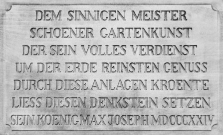 Schloss und Schlossgarten Schwetzingen - Außerhalb von Schloss und Garten - München - Englischer Garten - Kleinhesseloher See - Denkmal für Friedrich Ludwig Sckell (1750–1823) - Südwestliche Tafel - Inschrift: "DEM SINNIGEN MEISTER / SCHOENER GARTENKUNST / DER SEIN VOLLES VERDIENST / UM DER ERDE REINSTEN GENUSS / DURCH DIESE ANLAGEN KROENTE / LIESS DIESEN DENKSTEIN SETZEN / SEIN KOENIG MAX JOSEPH MDCCCXXIV" (Entwurf: Leo von Klenze, Bildhauer: Ernst von Bandel, ausgeführt und errichtet 1824) (aufgenommen im Oktober 2023, am Nachmittag) Schloss und Schlossgarten Schwetzingen - Außerhalb von Schloss und Garten - München - Englischer Garten - Kleinhesseloher See - Denkmal für Friedrich Ludwig Sckell (1750–1823) - Südwestliche Tafel - Inschrift: "DEM SINNIGEN MEISTER / SCHOENER GARTENKUNST / DER SEIN VOLLES VERDIENST / UM DER ERDE REINSTEN GENUSS / DURCH DIESE ANLAGEN KROENTE / LIESS DIESEN DENKSTEIN SETZEN / SEIN KOENIG MAX JOSEPH MDCCCXXIV" (Entwurf: Leo von Klenze, Bildhauer: Ernst von Bandel, ausgeführt und errichtet 1824) (aufgenommen im Oktober 2023, am Nachmittag)