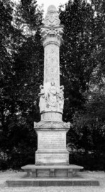 Schloss und Schlossgarten Schwetzingen - Außerhalb von Schloss und Garten - München - Englischer Garten - Kleinhesseloher See - Denkmal für Friedrich Ludwig Sckell (1750–1823) - Von Südwest - Blick von der Seeseite auf das Sckell-Denkmal (Entwurf: Leo von Klenze (1784-1864), Bildhauer: Ernst von Bandel (1800-1876), ausgeführt und errichtet 1824; Säulenaufbau 1939 erneuert durch Georg Pezold (1865-1943) (aufgenommen im Oktober 2023, am Nachmittag) Schloss und Schlossgarten Schwetzingen - Außerhalb von Schloss und Garten - München - Englischer Garten - Kleinhesseloher See - Denkmal für Friedrich Ludwig Sckell (1750–1823) - Von Südwest - Blick von der Seeseite auf das Sckell-Denkmal (Entwurf: Leo von Klenze (1784-1864), Bildhauer: Ernst von Bandel (1800-1876), ausgeführt und errichtet 1824; Säulenaufbau 1939 erneuert durch Georg Pezold (1865-1943) (aufgenommen im Oktober 2023, am Nachmittag)