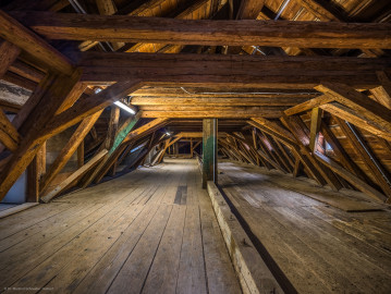 Schloss und Schlossgarten Schwetzingen - Schloss - Mittelbau - Von innen - Dachstuhl, Nordseite - Von Osten - Blick vom Nordturm nach Westen in den Dachstuhl; vorne links ein kleines Dachzimmer nach Süden, ganz hinten links (außerhalb des Bildes) befindet sich der Aufgang zum Dachstuhl (Mittelbau: Länge Westseite ca. 45 Meter, Breite Süd-/Nordseite ca. 38 Meter; Wiederaufbau / Erweiterung: 1698-1717; Architekten: Johann Adam Breunig, Simon Sarto) (aufgenommen im Oktober 2023, um die Mittagszeit) Schloss und Schlossgarten Schwetzingen - Schloss - Mittelbau - Von innen - Dachstuhl, Nordseite - Von Osten - Blick vom Nordturm nach Westen in den Dachstuhl; vorne links ein kleines Dachzimmer nach Süden, ganz hinten links (außerhalb des Bildes) befindet sich der Aufgang zum Dachstuhl (Mittelbau: Länge Westseite ca. 45 Meter, Breite Süd-/Nordseite ca. 38 Meter; Wiederaufbau / Erweiterung: 1698-1717; Architekten: Johann Adam Breunig, Simon Sarto) (aufgenommen im Oktober 2023, um die Mittagszeit)