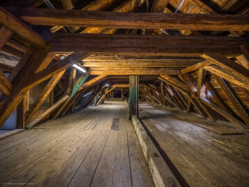 Schloss und Schlossgarten Schwetzingen - Schloss - Mittelbau - Von innen - Dachstuhl, Nordseite - Von Osten - Blick vom Nordturm nach Westen in den Dachstuhl; vorne links ein kleines Dachzimmer nach Süden, ganz hinten links (außerhalb des Bildes) befindet sich der Aufgang zum Dachstuhl (Mittelbau: Länge Westseite ca. 45 Meter, Breite Süd-/Nordseite ca. 38 Meter; Wiederaufbau / Erweiterung: 1698-1717; Architekten: Johann Adam Breunig, Simon Sarto) (aufgenommen im Oktober 2023, um die Mittagszeit) Schloss und Schlossgarten Schwetzingen - Schloss - Mittelbau - Von innen - Dachstuhl, Nordseite - Von Osten - Blick vom Nordturm nach Westen in den Dachstuhl; vorne links ein kleines Dachzimmer nach Süden, ganz hinten links (außerhalb des Bildes) befindet sich der Aufgang zum Dachstuhl (Mittelbau: Länge Westseite ca. 45 Meter, Breite Süd-/Nordseite ca. 38 Meter; Wiederaufbau / Erweiterung: 1698-1717; Architekten: Johann Adam Breunig, Simon Sarto) (aufgenommen im Oktober 2023, um die Mittagszeit)