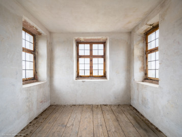 Schloss und Schlossgarten Schwetzingen - Schloss - Mittelbau - Von innen - Dachstuhl / Nordturm - Raum im Nordturm - Von Westen - Blick nach Osten im obersten Raum des Nordturms (Mittelbau: Länge Westseite ca. 45 Meter, Breite Süd-/Nordseite ca. 38 Meter; Wiederaufbau / Erweiterung: 1698-1717; Architekten: Johann Adam Breunig, Simon Sarto) (aufgenommen im Oktober 2023, um die Mittagszeit) Schloss und Schlossgarten Schwetzingen - Schloss - Mittelbau - Von innen - Dachstuhl / Nordturm - Raum im Nordturm - Von Westen - Blick nach Osten im obersten Raum des Nordturms (Mittelbau: Länge Westseite ca. 45 Meter, Breite Süd-/Nordseite ca. 38 Meter; Wiederaufbau / Erweiterung: 1698-1717; Architekten: Johann Adam Breunig, Simon Sarto) (aufgenommen im Oktober 2023, um die Mittagszeit)