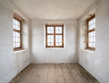 Schloss und Schlossgarten Schwetzingen - Schloss - Mittelbau - Von innen - Dachstuhl / Nordturm - Raum im Nordturm - Von Westen - Blick nach Osten im obersten Raum des Nordturms (Mittelbau: Länge Westseite ca. 45 Meter, Breite Süd-/Nordseite ca. 38 Meter; Wiederaufbau / Erweiterung: 1698-1717; Architekten: Johann Adam Breunig, Simon Sarto) (aufgenommen im Oktober 2023, um die Mittagszeit) Schloss und Schlossgarten Schwetzingen - Schloss - Mittelbau - Von innen - Dachstuhl / Nordturm - Raum im Nordturm - Von Westen - Blick nach Osten im obersten Raum des Nordturms (Mittelbau: Länge Westseite ca. 45 Meter, Breite Süd-/Nordseite ca. 38 Meter; Wiederaufbau / Erweiterung: 1698-1717; Architekten: Johann Adam Breunig, Simon Sarto) (aufgenommen im Oktober 2023, um die Mittagszeit)