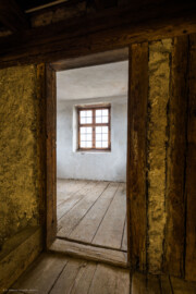 Schloss und Schlossgarten Schwetzingen - Schloss - Mittelbau - Von innen - Dachstuhl / Nordturm - Raum im Nordturm - Von Südwesten - Blick vom Dachstuhl in den obersten Raum des Nordturms (Mittelbau: Länge Westseite ca. 45 Meter, Breite Süd-/Nordseite ca. 38 Meter; Wiederaufbau / Erweiterung: 1698-1717; Architekten: Johann Adam Breunig, Simon Sarto) (aufgenommen im Oktober 2023, um die Mittagszeit) Schloss und Schlossgarten Schwetzingen - Schloss - Mittelbau - Von innen - Dachstuhl / Nordturm - Raum im Nordturm - Von Südwesten - Blick vom Dachstuhl in den obersten Raum des Nordturms (Mittelbau: Länge Westseite ca. 45 Meter, Breite Süd-/Nordseite ca. 38 Meter; Wiederaufbau / Erweiterung: 1698-1717; Architekten: Johann Adam Breunig, Simon Sarto) (aufgenommen im Oktober 2023, um die Mittagszeit)