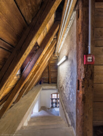 Schloss und Schlossgarten Schwetzingen - Schloss - Mittelbau - Von innen - Dachstuhl, Nordseite - Aufgang - Von Norden - Blick nach Süden auf den Aufgang zum Dachstuhl (Mittelbau: Länge Westseite ca. 45 Meter, Breite Süd-/Nordseite ca. 38 Meter; Wiederaufbau / Erweiterung: 1698-1717; Architekten: Johann Adam Breunig, Simon Sarto) (aufgenommen im Oktober 2023, am frühen Nachmittag)