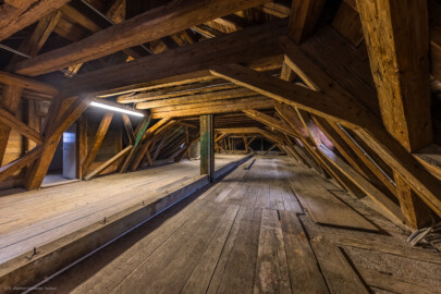 Schloss und Schlossgarten Schwetzingen - Schloss - Mittelbau - Von innen - Dachstuhl, Nordseite - Von Nordost - Blick vom Nordturm nach Südwesten in den Dachstuhl; vorne links ein kleines Dachzimmer nach Süden (Mittelbau: Länge Westseite ca. 45 Meter, Breite Süd-/Nordseite ca. 38 Meter; Wiederaufbau / Erweiterung: 1698-1717; Architekten: Johann Adam Breunig, Simon Sarto) (aufgenommen im Oktober 2023, am frühen Nachmittag)