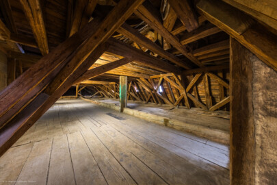 Schloss und Schlossgarten Schwetzingen - Schloss - Mittelbau - Von innen - Dachstuhl, Nordseite - Von Südost - Blick vom Aufgang zum Dachstuhl nach Nordwesten in den Dachstuhl; ganz rechts die Südwand des obersten Zimmers des Nordturms (Mittelbau: Länge Westseite ca. 45 Meter, Breite Süd-/Nordseite ca. 38 Meter; Wiederaufbau / Erweiterung: 1698-1717; Architekten: Johann Adam Breunig, Simon Sarto) (aufgenommen im Oktober 2023, am frühen Nachmittag) Schloss und Schlossgarten Schwetzingen - Schloss - Mittelbau - Von innen - Dachstuhl, Nordseite - Von Südost - Blick vom Aufgang zum Dachstuhl nach Nordwesten in den Dachstuhl; ganz rechts die Südwand des obersten Zimmers des Nordturms (Mittelbau: Länge Westseite ca. 45 Meter, Breite Süd-/Nordseite ca. 38 Meter; Wiederaufbau / Erweiterung: 1698-1717; Architekten: Johann Adam Breunig, Simon Sarto) (aufgenommen im Oktober 2023, am frühen Nachmittag)