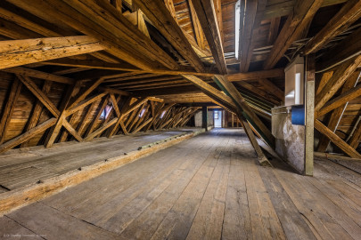 Schloss und Schlossgarten Schwetzingen - Schloss - Mittelbau - Von innen - Dachstuhl, Nordseite - Von Südwest - Blick nach Nordosten in den Dachstuhl in Richtung Nordturm; ganz hinten in der Mitte die Tür zum obersten Raum des Nordturms; ganz hinten rechts (außerhalb des Bildes) der Aufgang zum Dachstuhl; vorne rechts der Übergang zum mittleren Teil des Dachstuhls (Mittelbau: Länge Westseite ca. 45 Meter, Breite Süd-/Nordseite ca. 38 Meter; Wiederaufbau / Erweiterung: 1698-1717; Architekten: Johann Adam Breunig, Simon Sarto) (aufgenommen im Oktober 2023, am frühen Nachmittag) Schloss und Schlossgarten Schwetzingen - Schloss - Mittelbau - Von innen - Dachstuhl, Nordseite - Von Südwest - Blick nach Nordosten in den Dachstuhl in Richtung Nordturm; ganz hinten in der Mitte die Tür zum obersten Raum des Nordturms; ganz hinten rechts (außerhalb des Bildes) der Aufgang zum Dachstuhl; vorne rechts der Übergang zum mittleren Teil des Dachstuhls (Mittelbau: Länge Westseite ca. 45 Meter, Breite Süd-/Nordseite ca. 38 Meter; Wiederaufbau / Erweiterung: 1698-1717; Architekten: Johann Adam Breunig, Simon Sarto) (aufgenommen im Oktober 2023, am frühen Nachmittag)