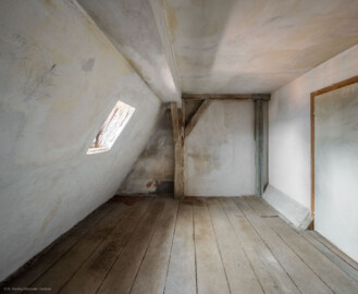 Schloss und Schlossgarten Schwetzingen - Schloss - Mittelbau - Von innen - Dachstuhl, Nordseite - Dachzimmer oberhalb des Treppenhauses - Von Osten - Blick nach Westen in das Dachzimmer oberhalb des Treppenhauses; in diesem Zimmer bewahrte Christian Mayer (1719-1783) seine astronomischen Instrumente auf; er benutzte sie in der Sternwarte auf dem Belvedere des Schlosses (Mittelbau: Länge Westseite ca. 45 Meter, Breite Süd-/Nordseite ca. 38 Meter; Wiederaufbau / Erweiterung: 1698-1717; Architekten: Johann Adam Breunig, Simon Sarto) (aufgenommen im Oktober 2023, am Nachmittag) Schloss und Schlossgarten Schwetzingen - Schloss - Mittelbau - Von innen - Dachstuhl, Nordseite - Dachzimmer oberhalb des Treppenhauses - Von Osten - Blick nach Westen in das Dachzimmer oberhalb des Treppenhauses; in diesem Zimmer bewahrte Christian Mayer (1719-1783) seine astronomischen Instrumente auf; er benutzte sie in der Sternwarte auf dem Belvedere des Schlosses (Mittelbau: Länge Westseite ca. 45 Meter, Breite Süd-/Nordseite ca. 38 Meter; Wiederaufbau / Erweiterung: 1698-1717; Architekten: Johann Adam Breunig, Simon Sarto) (aufgenommen im Oktober 2023, am Nachmittag)