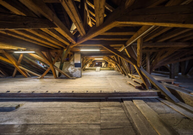 Schloss und Schlossgarten Schwetzingen - Schloss - Mittelbau - Von innen - Dachstuhl, Nordseite - Von Norden - Blick nach Süden in den mittleren Teil und (ganz hinten) in den Südteil des Dachstuhl (Mittelbau: Länge Westseite ca. 45 Meter, Breite Süd-/Nordseite ca. 38 Meter; Wiederaufbau / Erweiterung: 1698-1717; Architekten: Johann Adam Breunig, Simon Sarto) (aufgenommen im Oktober 2023, am Nachmittag) Schloss und Schlossgarten Schwetzingen - Schloss - Mittelbau - Von innen - Dachstuhl, Nordseite - Von Norden - Blick nach Süden in den mittleren Teil und (ganz hinten) in den Südteil des Dachstuhl (Mittelbau: Länge Westseite ca. 45 Meter, Breite Süd-/Nordseite ca. 38 Meter; Wiederaufbau / Erweiterung: 1698-1717; Architekten: Johann Adam Breunig, Simon Sarto) (aufgenommen im Oktober 2023, am Nachmittag)