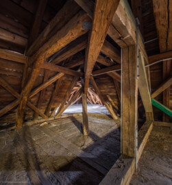 Schloss und Schlossgarten Schwetzingen - Schloss - Mittelbau - Von innen - Dachstuhl, Nordwestecke - Von Südost - Blick in den Dachstuhl in Richtung des nordwestlichen Eckpavillons (mit dem hellen Boden) (Mittelbau: Länge Westseite ca. 45 Meter, Breite Süd-/Nordseite ca. 38 Meter; Wiederaufbau / Erweiterung: 1698-1717; Architekten: Johann Adam Breunig, Simon Sarto) (aufgenommen im Oktober 2023, am Nachmittag) Schloss und Schlossgarten Schwetzingen - Schloss - Mittelbau - Von innen - Dachstuhl, Nordwestecke - Von Südost - Blick in den Dachstuhl in Richtung des nordwestlichen Eckpavillons (mit dem hellen Boden) (Mittelbau: Länge Westseite ca. 45 Meter, Breite Süd-/Nordseite ca. 38 Meter; Wiederaufbau / Erweiterung: 1698-1717; Architekten: Johann Adam Breunig, Simon Sarto) (aufgenommen im Oktober 2023, am Nachmittag)