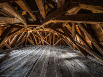 Schloss und Schlossgarten Schwetzingen - Schloss - Mittelbau - Von innen - Dachstuhl, Nordwestlicher Eckpavillon - Von Osten - Blick nach Westen in den Dachstuhl des nordwestlichen Eckpavillons (Mittelbau: Länge Westseite ca. 45 Meter, Breite Süd-/Nordseite ca. 38 Meter; Wiederaufbau / Erweiterung: 1698-1717; Architekten: Johann Adam Breunig, Simon Sarto) (aufgenommen im Oktober 2023, am Nachmittag)