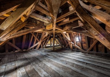 Schloss und Schlossgarten Schwetzingen - Schloss - Mittelbau - Von innen - Dachstuhl, Nordwestlicher Eckpavillon - Von Nordwest - Blick nach Südost in den Dachstuhl des nordwestlichen Eckpavillons (Mittelbau: Länge Westseite ca. 45 Meter, Breite Süd-/Nordseite ca. 38 Meter; Wiederaufbau / Erweiterung: 1698-1717; Architekten: Johann Adam Breunig, Simon Sarto) (aufgenommen im Oktober 2023, am Nachmittag) Schloss und Schlossgarten Schwetzingen - Schloss - Mittelbau - Von innen - Dachstuhl, Nordwestlicher Eckpavillon - Von Nordwest - Blick nach Südost in den Dachstuhl des nordwestlichen Eckpavillons (Mittelbau: Länge Westseite ca. 45 Meter, Breite Süd-/Nordseite ca. 38 Meter; Wiederaufbau / Erweiterung: 1698-1717; Architekten: Johann Adam Breunig, Simon Sarto) (aufgenommen im Oktober 2023, am Nachmittag)