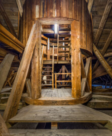 Schloss und Schlossgarten Schwetzingen - Schloss - Mittelbau - Von innen - Dachstuhl, Mitte - Von Norden - Blick nach Süden auf die Treppen zur Aussichtsplattform in der Mitte des Dachstuhls; über dieser Stelle befand sich die ehemalige Sternwarte des Schlosses, die u.a. von Christian Mayer (1719-1783) genutzt wurde (Mittelbau: Länge Westseite ca. 45 Meter, Breite Süd-/Nordseite ca. 38 Meter; Wiederaufbau / Erweiterung: 1698-1717; Architekten: Johann Adam Breunig, Simon Sarto) (aufgenommen im Oktober 2023, am Nachmittag) Schloss und Schlossgarten Schwetzingen - Schloss - Mittelbau - Von innen - Dachstuhl, Mitte - Von Norden - Blick nach Süden auf die Treppen zur Aussichtsplattform in der Mitte des Dachstuhls; über dieser Stelle befand sich die ehemalige Sternwarte des Schlosses, die u.a. von Christian Mayer (1719-1783) genutzt wurde (Mittelbau: Länge Westseite ca. 45 Meter, Breite Süd-/Nordseite ca. 38 Meter; Wiederaufbau / Erweiterung: 1698-1717; Architekten: Johann Adam Breunig, Simon Sarto) (aufgenommen im Oktober 2023, am Nachmittag)