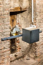 Schloss und Schlossgarten Schwetzingen - Schloss - Mittelbau - Von innen - Dachstuhl - Mitte, Ostseite, Zentrale Dachgaube - Blick auf das elektromechanische Uhrwerk der zentralen Uhr auf der Ostseite des Mittelbaus (Mittelbau: Länge Westseite ca. 45 Meter, Breite Süd-/Nordseite ca. 38 Meter; Wiederaufbau / Erweiterung: 1698-1717; Architekten: Johann Adam Breunig, Simon Sarto) (aufgenommen im Oktober 2023, am späten Nachmittag) Schloss und Schlossgarten Schwetzingen - Schloss - Mittelbau - Von innen - Dachstuhl - Mitte, Ostseite, Zentrale Dachgaube - Blick auf das elektromechanische Uhrwerk der zentralen Uhr auf der Ostseite des Mittelbaus (Mittelbau: Länge Westseite ca. 45 Meter, Breite Süd-/Nordseite ca. 38 Meter; Wiederaufbau / Erweiterung: 1698-1717; Architekten: Johann Adam Breunig, Simon Sarto) (aufgenommen im Oktober 2023, am späten Nachmittag)