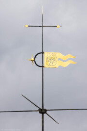 Schloss und Schlossgarten Schwetzingen - Schloss - Nordflügel / Hofkavaliersflügel - Dach - Hemmerscher Fünfspitz - Von Süden - Blick vom obersten Raum des Nordturms nach Norden auf den Hemmerschen Fünfspitz oberhalb des Dachreiters des Nordflügels; die Wetterfahne zeigt die Jahreszahl 1786 sowie das Wappen der Kurpfalz (NordFlügel: L-förmig, Länge x Breite Längsbau ca. 50 x 14 Meter, Querbau ca. 15 x 12 Meter; Architekt: Johann Adam Breunig (1660-1727); Fertigstellung: 1710) (aufgenommen im Oktober 2023, um die Mittagszeit) Schloss und Schlossgarten Schwetzingen - Schloss - Nordflügel / Hofkavaliersflügel - Dach - Hemmerscher Fünfspitz - Von Süden - Blick vom obersten Raum des Nordturms nach Norden auf den Hemmerschen Fünfspitz oberhalb des Dachreiters des Nordflügels; die Wetterfahne zeigt die Jahreszahl 1786 sowie das Wappen der Kurpfalz (NordFlügel: L-förmig, Länge x Breite Längsbau ca. 50 x 14 Meter, Querbau ca. 15 x 12 Meter; Architekt: Johann Adam Breunig (1660-1727); Fertigstellung: 1710) (aufgenommen im Oktober 2023, um die Mittagszeit)