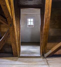 Schloss und Schlossgarten Schwetzingen - Schloss - Mittelbau - Von innen - Dachstuhl, Nordseite - Dachzimmer oberhalb des Treppenhauses - Von Norden - Blick nach Süden in das Dachzimmer oberhalb des Treppenhauses; links/östlich des Zimmers befindet sich der Aufgang zum Dachstuhl; in diesem Zimmer bewahrte Christian Mayer (1719-1783) seine astronomischen Instrumente auf; er benutzte sie in der Sternwarte auf dem Belvedere des Schlosses (Mittelbau: Länge Westseite ca. 45 Meter, Breite Süd-/Nordseite ca. 38 Meter; Wiederaufbau / Erweiterung: 1698-1717; Architekten: Johann Adam Breunig, Simon Sarto) (aufgenommen im Oktober 2023, um die Mittagszeit)