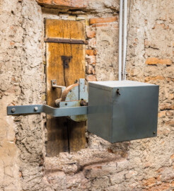 Schloss und Schlossgarten Schwetzingen - Schloss - Mittelbau - Von innen - Dachstuhl - Mitte, Westseite, Zentrale Dachgaube - Blick auf das elektromechanische Uhrwerk der zentralen Uhr auf der Westseite des Mittelbaus (Mittelbau: Länge Westseite ca. 45 Meter, Breite Süd-/Nordseite ca. 38 Meter; Wiederaufbau / Erweiterung: 1698-1717; Architekten: Johann Adam Breunig, Simon Sarto) (aufgenommen im Oktober 2023, am frühen Nachmittag)