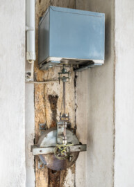 Schloss und Schlossgarten Schwetzingen - Schloss - Mittelbau - Von innen - Dachstuhl - Südseite, Südturm - Uhren-/Glockenstube - Blick auf das elektrische Uhrwerk der Uhr des Südturms auf der Ostseite des Mittelbaus (Mittelbau: Länge Westseite ca. 45 Meter, Breite Süd-/Nordseite ca. 38 Meter; Wiederaufbau / Erweiterung: 1698-1717; Architekten: Johann Adam Breunig, Simon Sarto) (aufgenommen im Oktober 2023, am frühen Nachmittag) Schloss und Schlossgarten Schwetzingen - Schloss - Mittelbau - Von innen - Dachstuhl - Südseite, Südturm - Uhren-/Glockenstube - Blick auf das elektrische Uhrwerk der Uhr des Südturms auf der Ostseite des Mittelbaus (Mittelbau: Länge Westseite ca. 45 Meter, Breite Süd-/Nordseite ca. 38 Meter; Wiederaufbau / Erweiterung: 1698-1717; Architekten: Johann Adam Breunig, Simon Sarto) (aufgenommen im Oktober 2023, am frühen Nachmittag)