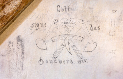 Schloss und Schlossgarten Schwetzingen - Schloss - Mittelbau - Von innen - Dachstuhl, Südseite - Dachzimmer neben/nördlich der Uhrenstube im südlichen Turm - Von Osten - Graffitti an der westlichen Wand des Dachzimmers; Inschriften "Gott / segne das / Handwerk. 1925." und "Otto Schopf / Dachdecker / aus / Heilbronn / a/N"; etliche weitere Graffittis finden sich an anderen Wandstellen (Mittelbau: Länge Westseite ca. 45 Meter, Breite Süd-/Nordseite ca. 38 Meter; Wiederaufbau / Erweiterung: 1698-1717; Architekten: Johann Adam Breunig, Simon Sarto) (aufgenommen im Oktober 2023, am Nachmittag) Schloss und Schlossgarten Schwetzingen - Schloss - Mittelbau - Von innen - Dachstuhl, Südseite - Dachzimmer neben/nördlich der Uhrenstube im südlichen Turm - Von Osten - Graffitti an der westlichen Wand des Dachzimmers; Inschriften "Gott / segne das / Handwerk. 1925." und "Otto Schopf / Dachdecker / aus / Heilbronn / a/N"; etliche weitere Graffittis finden sich an anderen Wandstellen (Mittelbau: Länge Westseite ca. 45 Meter, Breite Süd-/Nordseite ca. 38 Meter; Wiederaufbau / Erweiterung: 1698-1717; Architekten: Johann Adam Breunig, Simon Sarto) (aufgenommen im Oktober 2023, am Nachmittag)