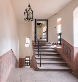 Schloss und Schlossgarten Schwetzingen - Schloss - Mittelbau - Von innen - Nördöstliches Treppenhaus, 3. Obergeschoss - Von Westen - Blick vom Gang im 3. Obergeschoss nach Osten zum Dachstuhlaufgang und auf die Treppe zum 2. Obergeschoss (Mittelbau: Länge Westseite ca. 45 Meter, Breite Süd-/Nordseite ca. 38 Meter; Wiederaufbau / Erweiterung: 1698-1717; Architekt: Johann Adam Breunig) (aufgenommen im November 2023, am späten Vormittag) Schloss und Schlossgarten Schwetzingen - Schloss - Mittelbau - Von innen - Nördöstliches Treppenhaus, 3. Obergeschoss - Von Westen - Blick vom Gang im 3. Obergeschoss nach Osten zum Dachstuhlaufgang und auf die Treppe zum 2. Obergeschoss (Mittelbau: Länge Westseite ca. 45 Meter, Breite Süd-/Nordseite ca. 38 Meter; Wiederaufbau / Erweiterung: 1698-1717; Architekt: Johann Adam Breunig) (aufgenommen im November 2023, am späten Vormittag)