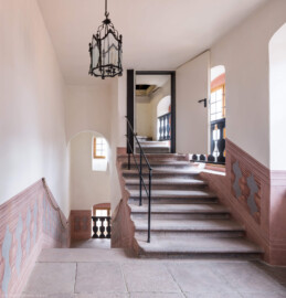 Schloss und Schlossgarten Schwetzingen - Schloss - Mittelbau - Von innen - Nördöstliches Treppenhaus, 3. Obergeschoss - Von Westen - Blick vom Gang im 3. Obergeschoss nach Osten zum Dachstuhlaufgang und auf die Treppe zum 2. Obergeschoss (Mittelbau: Länge Westseite ca. 45 Meter, Breite Süd-/Nordseite ca. 38 Meter; Wiederaufbau / Erweiterung: 1698-1717; Architekt: Johann Adam Breunig) (aufgenommen im November 2023, am späten Vormittag) Schloss und Schlossgarten Schwetzingen - Schloss - Mittelbau - Von innen - Nördöstliches Treppenhaus, 3. Obergeschoss - Von Westen - Blick vom Gang im 3. Obergeschoss nach Osten zum Dachstuhlaufgang und auf die Treppe zum 2. Obergeschoss (Mittelbau: Länge Westseite ca. 45 Meter, Breite Süd-/Nordseite ca. 38 Meter; Wiederaufbau / Erweiterung: 1698-1717; Architekt: Johann Adam Breunig) (aufgenommen im November 2023, am späten Vormittag)