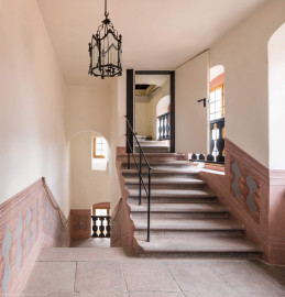 Schloss und Schlossgarten Schwetzingen - Schloss - Mittelbau - Von innen - Nördliches Treppenhaus, 3. Obergeschoss - Von Westen - Blick im Treppenhaus nach Osten zum Dachstuhlaufgang (Mittelbau: Länge Westseite ca. 45 Meter, Breite Süd-/Nordseite ca. 38 Meter; Wiederaufbau / Erweiterung: 1698-1717; Architekten: Johann Adam Breunig, Simon Sarto) (aufgenommen im November 2023, am späten Vormittag) Schloss und Schlossgarten Schwetzingen - Schloss - Mittelbau - Von innen - Nördliches Treppenhaus, 3. Obergeschoss - Von Westen - Blick im Treppenhaus nach Osten zum Dachstuhlaufgang (Mittelbau: Länge Westseite ca. 45 Meter, Breite Süd-/Nordseite ca. 38 Meter; Wiederaufbau / Erweiterung: 1698-1717; Architekten: Johann Adam Breunig, Simon Sarto) (aufgenommen im November 2023, am späten Vormittag)