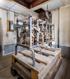 Schloss und Schlossgarten Schwetzingen - Schloss - Mittelbau - Von innen - Dachstuhl, Südseite - Uhrenstube im südlichen Turm - Von Südwest - Blick auf die große alte Schlossuhr von Johann Jacob Möllinger (1695-1763) mit Viertel- und Stundenschlag, stillgelegt 1968; etliche Zahnräder und Teile der Uhr wurden demoniert, sind jedoch erhalten; die umlaufende Inschrift am oberen Rahmen der Turmuhr lautet: "AUF HOHEN CHURFÜRSTLICHEN BEFEHL WURDE DIESES WERCK VON IACOB MOELLINGER IN NEUSTATT VERFERTIGET Ao. 1763"; diese Uhr bewegte gleichzeitig vermittels einer Hebelübersetzung die Zeiger an den Uhren des Südturms, der Ost- sowie der Westfassade des Mittelbaus; die Zifferblätter der drei Uhren sind ebenso von Johann Jacob Möllinger gefertigt (Mittelbau: Länge Westseite ca. 45 Meter, Breite Süd-/Nordseite ca. 38 Meter; Wiederaufbau / Erweiterung: 1698-1717; Architekten: Johann Adam Breunig, Simon Sarto) (aufgenommen im November 2023, am Nachmittag) Schloss und Schlossgarten Schwetzingen - Schloss - Mittelbau - Von innen - Dachstuhl, Südseite - Uhrenstube im südlichen Turm - Von Südwest - Blick auf die große alte Schlossuhr von Johann Jacob Möllinger (1695-1763) mit Viertel- und Stundenschlag, stillgelegt 1968; etliche Zahnräder und Teile der Uhr wurden demoniert, sind jedoch erhalten; die umlaufende Inschrift am oberen Rahmen der Turmuhr lautet: "AUF HOHEN CHURFÜRSTLICHEN BEFEHL WURDE DIESES WERCK VON IACOB MOELLINGER IN NEUSTATT VERFERTIGET Ao. 1763"; diese Uhr bewegte gleichzeitig vermittels einer Hebelübersetzung die Zeiger an den Uhren des Südturms, der Ost- sowie der Westfassade des Mittelbaus; die Zifferblätter der drei Uhren sind ebenso von Johann Jacob Möllinger gefertigt (Mittelbau: Länge Westseite ca. 45 Meter, Breite Süd-/Nordseite ca. 38 Meter; Wiederaufbau / Erweiterung: 1698-1717; Architekten: Johann Adam Breunig, Simon Sarto) (aufgenommen im November 2023, am Nachmittag)