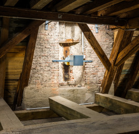Schloss und Schlossgarten Schwetzingen - Schloss - Mittelbau - Von innen - Dachstuhl - Mitte, Ostseite, zentrale östliche Dachgaube - Von Nordwest - Blick von der Mitte des Dachstuhls auf die Dachgaube mit dem elektromechanischen Uhrwerk der zentralen Uhr auf der Ostseite des Mittelbaus (Mittelbau: Länge Westseite ca. 45 Meter, Breite Süd-/Nordseite ca. 38 Meter; Wiederaufbau / Erweiterung: 1698-1717; Architekten: Johann Adam Breunig, Simon Sarto) (aufgenommen im Dezember 2023, am späten Vormittag) Schloss und Schlossgarten Schwetzingen - Schloss - Mittelbau - Von innen - Dachstuhl - Mitte, Ostseite, zentrale östliche Dachgaube - Von Nordwest - Blick von der Mitte des Dachstuhls auf die Dachgaube mit dem elektromechanischen Uhrwerk der zentralen Uhr auf der Ostseite des Mittelbaus (Mittelbau: Länge Westseite ca. 45 Meter, Breite Süd-/Nordseite ca. 38 Meter; Wiederaufbau / Erweiterung: 1698-1717; Architekten: Johann Adam Breunig, Simon Sarto) (aufgenommen im Dezember 2023, am späten Vormittag)