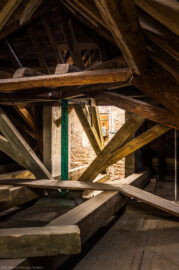 Schloss und Schlossgarten Schwetzingen - Schloss - Mittelbau - Von innen - Dachstuhl - Mitte, Westseite, zentrale östliche Dachgaube - Von Nordost - Blick von der Mitte des Dachstuhls auf die Dachgaube mit dem elektromechanischen Uhrwerk der zentralen Uhr auf der Westseite des Mittelbaus (Mittelbau: Länge Westseite ca. 45 Meter, Breite Süd-/Nordseite ca. 38 Meter; Wiederaufbau / Erweiterung: 1698-1717; Architekten: Johann Adam Breunig, Simon Sarto) (aufgenommen im Dezember 2023, am späten Vormittag) Schloss und Schlossgarten Schwetzingen - Schloss - Mittelbau - Von innen - Dachstuhl - Mitte, Westseite, zentrale östliche Dachgaube - Von Nordost - Blick von der Mitte des Dachstuhls auf die Dachgaube mit dem elektromechanischen Uhrwerk der zentralen Uhr auf der Westseite des Mittelbaus (Mittelbau: Länge Westseite ca. 45 Meter, Breite Süd-/Nordseite ca. 38 Meter; Wiederaufbau / Erweiterung: 1698-1717; Architekten: Johann Adam Breunig, Simon Sarto) (aufgenommen im Dezember 2023, am späten Vormittag)