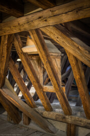 Schloss und Schlossgarten Schwetzingen - Schloss - Mittelbau - Von innen - Dachstuhl, Mitte, südlich des Aufgangs zur Aussichtsplattform - Von Nordost - Blick auf eine ehemalige Dachgaube; vor der Westerweiterung des Mittelbaus um 1711 war diese Dachgaube an der Westseite des Dachs des Mittelbaus angebracht; heute liegt diese Dachgaube mitten im Dachstuhl (Mittelbau: Länge Westseite ca. 45 Meter, Breite Süd-/Nordseite ca. 38 Meter; Wiederaufbau / Erweiterung: 1698-1717; Architekten: Johann Adam Breunig, Simon Sarto) (aufgenommen im Dezember 2023, am späten Vormittag) Schloss und Schlossgarten Schwetzingen - Schloss - Mittelbau - Von innen - Dachstuhl, Mitte, südlich des Aufgangs zur Aussichtsplattform - Von Nordost - Blick auf eine ehemalige Dachgaube; vor der Westerweiterung des Mittelbaus um 1711 war diese Dachgaube an der Westseite des Dachs des Mittelbaus angebracht; heute liegt diese Dachgaube mitten im Dachstuhl (Mittelbau: Länge Westseite ca. 45 Meter, Breite Süd-/Nordseite ca. 38 Meter; Wiederaufbau / Erweiterung: 1698-1717; Architekten: Johann Adam Breunig, Simon Sarto) (aufgenommen im Dezember 2023, am späten Vormittag)