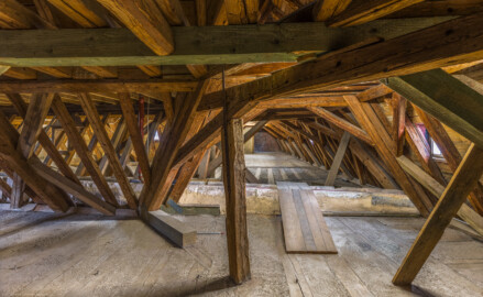 Schloss und Schlossgarten Schwetzingen - Schloss - Mittelbau - Von innen - Dachstuhl, Südseite, westlich - Von Westen - Blick nach Osten auf die ehemalige steinerne Dachrinne; vor der Westerweiterung des Mittelbaus um 1711 war dieser Dachkandel an der Westfassade des Mittelbaus angebracht; heute liegt diese Dachrinne mitten im westlichen Teil des Dachstuhls; die beiden Rohre in der Rinne dienen heute als Regenablaufrohre (Mittelbau: Länge Westseite ca. 45 Meter, Breite Süd-/Nordseite ca. 38 Meter; Wiederaufbau / Erweiterung: 1698-1717; Architekten: Johann Adam Breunig, Simon Sarto) (aufgenommen im Dezember 2023, um die Mittagszeit) Schloss und Schlossgarten Schwetzingen - Schloss - Mittelbau - Von innen - Dachstuhl, Südseite, westlich - Von Westen - Blick nach Osten auf die ehemalige steinerne Dachrinne; vor der Westerweiterung des Mittelbaus um 1711 war dieser Dachkandel an der Westfassade des Mittelbaus angebracht; heute liegt diese Dachrinne mitten im westlichen Teil des Dachstuhls; die beiden Rohre in der Rinne dienen heute als Regenablaufrohre (Mittelbau: Länge Westseite ca. 45 Meter, Breite Süd-/Nordseite ca. 38 Meter; Wiederaufbau / Erweiterung: 1698-1717; Architekten: Johann Adam Breunig, Simon Sarto) (aufgenommen im Dezember 2023, um die Mittagszeit)